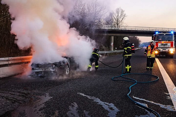 Die Feuerwehr war rasch vor Ort, hatte aber angeblich einige Schwierigkeiten, den Brand zu löschen.