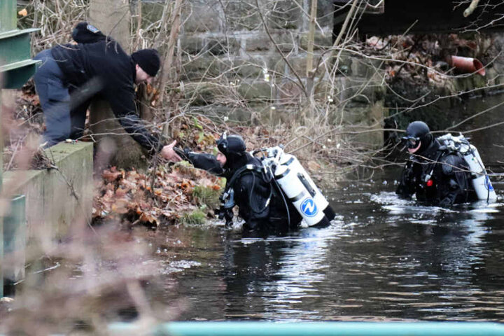 Taucher bergen die Leiche in Ilmenau.