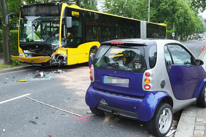 Die Frau kam mit dem Auto auf die Gegenfahrbahn und krachte frontal in den Bus der Linie 62.