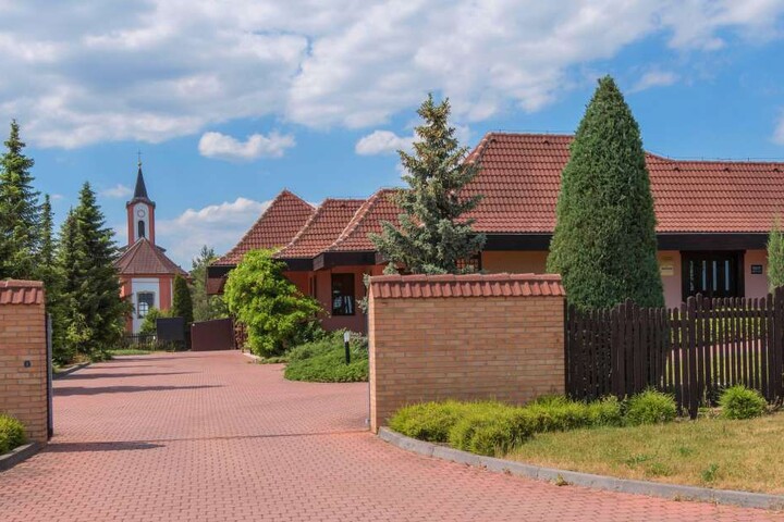 Außenansicht des
Krematoriums in Hrusovany