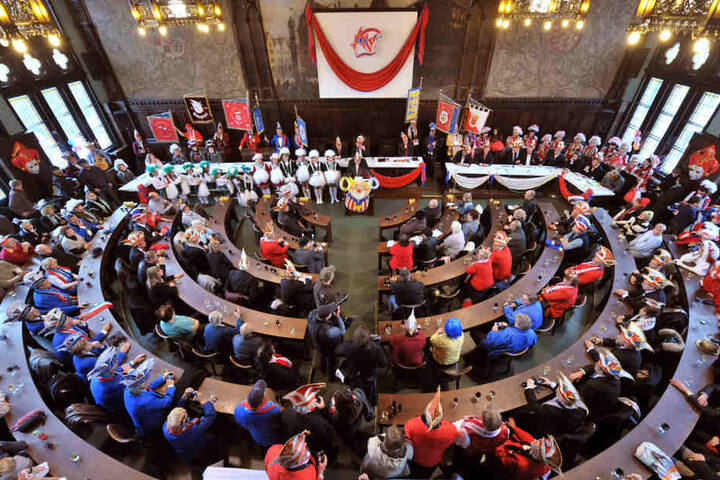 Im Erfurter Rathaus wird die Narren-Saison eingeläutet.