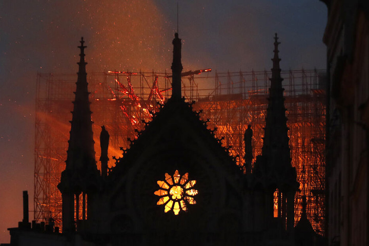 Die Dachkonstruktion der Notre-Dame stürzte teilweise ein, der höchste Turm krachte brennend zusammen.