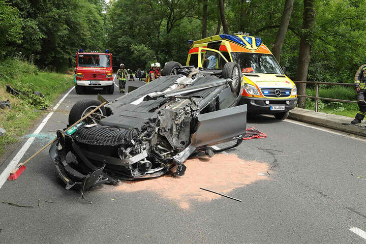 Der Mercedes wurde erheblich beschädigt.