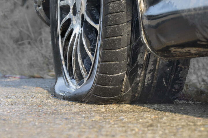 Der Reifen des Autos platzte bei einem Überholmanöver. (Symbolbild)