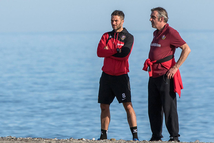 Kristian Walter (l.) und Ralf Minge im Januar am Strand von Marbella - da war die schwarz-gelbe Fußballwelt noch in Ordnung.