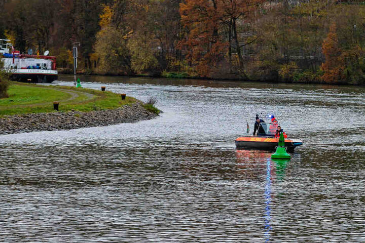 Eine Jacke wurde aus dem Neckar geangelt.