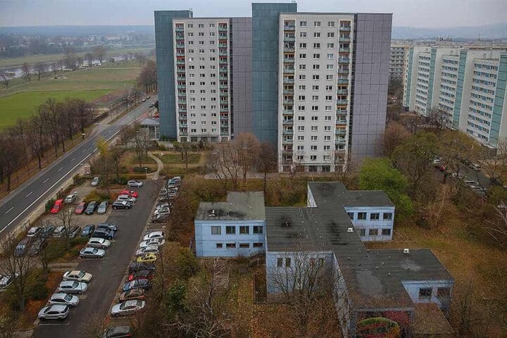 Die alte Kita an der Florian-Geyer-Straße kommt weg. Das neue Hochhaus soll so weit wie möglich nach rechts rücken.