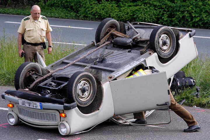 Auf den Kopf gestellt: Auch der Trabi war nicht unverwundbar - auf dem Südring legte sich 2009 diese Renn-Pappe aufs Dach. Trotz leichter Plastik-Karosserie blieb der Fahrer aber unverletzt.