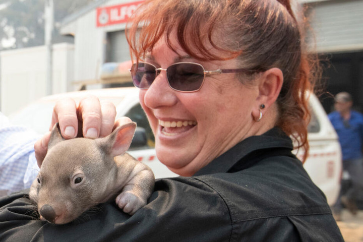 Monique Newson aus Mudgee mit einem Wombat, das sie vor dem Buschfeuer retten konnte.