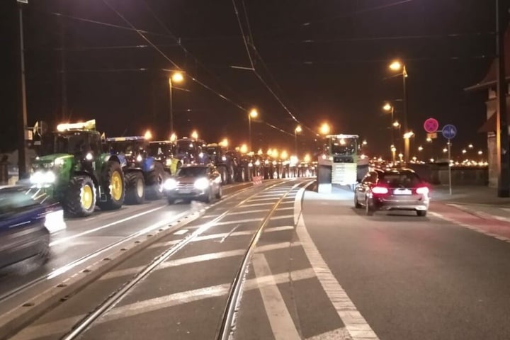 Die Traktoren auf der Marienbrücke.