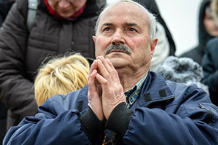 Salvatore Caputa hält während seiner angeblichen Erscheinung der Heiligen Maria an der St.-Laurentius-Kapelle seine Hände zum Gebet gefasst.