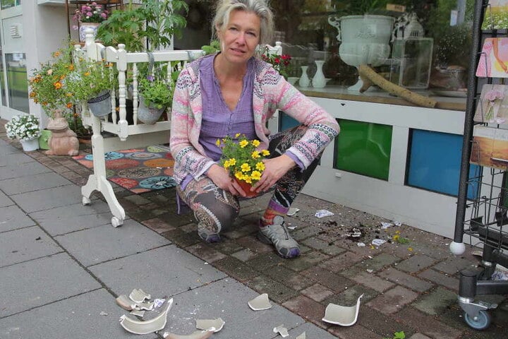 Bei der Laden-Inhaberin Miriam Sajonz (43) vom „Dresdner Blumenstrauss“ warf der Mann Töpfe um.