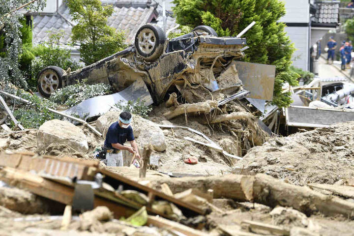 Nach Überschwemmungen in Japan werden noch immer zahlreiche Menschen vermisst. Von vielen Häusern sind nur Trümmer gelieben.