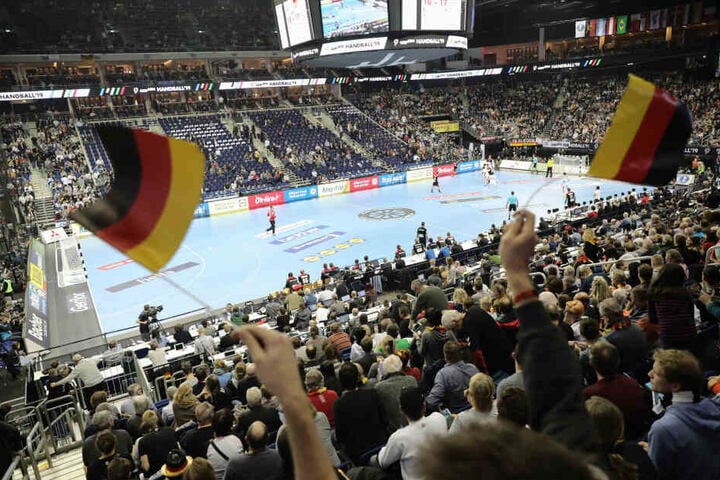 Die Stimmung in der Lanxess-Arena in Köln ist bei den Spielen ohrenbetäubend.