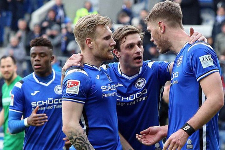 Tom Schütz (2. von rechts) freut sich im Heimspiel gegen Bochum mit Fabian Klos (rechts) und Andreas Voglsammer.