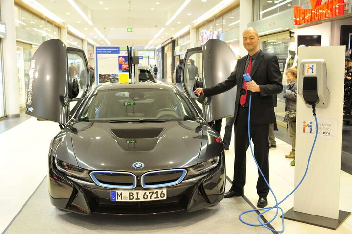 Centermanager Jörg Knöfel ist schon lange Fan von Elektroautos.