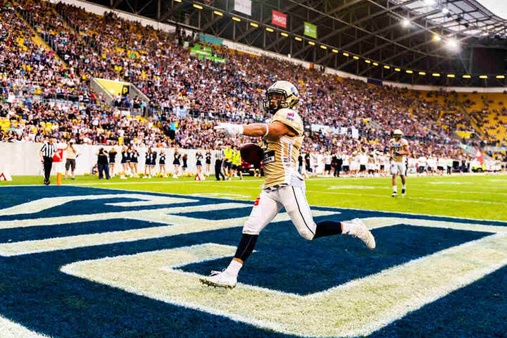 Schnappschuss vom Gameday 2018! Mitchell Paige freut sich vor der tollen Kulisse von 7100 Zuschauern über einen Touchdown beim 56:21-Sieg gegen die Kiel Baltic Hurricanes.