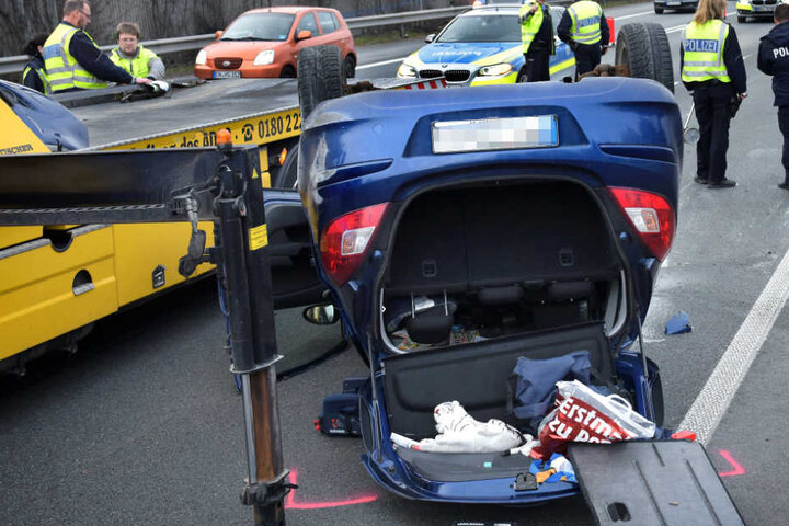 Der Opel Corsa blieb auf dem Dach auf der Straße liegen.