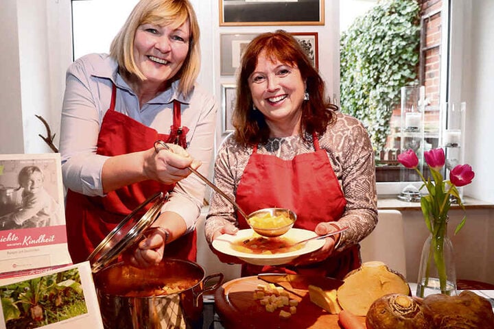 Sylke Tannhäuser (53, l.) und Ethel Scheffler (61) schwören auf leckere Kohlrübensuppe, die sie selbst gern kochen.