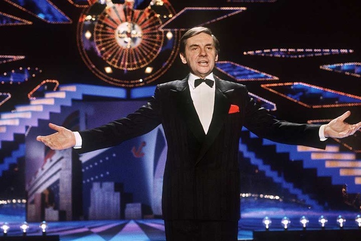 Harald Juhnke steht am 27.02.1986 in der Show "Baden-Badener Roulette" im Kurhaus in Baden-Baden auf der Bühne.