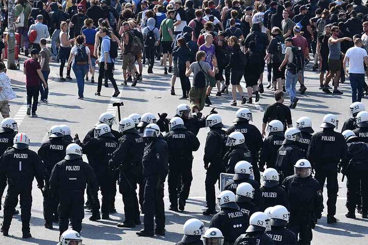 Polizisten formieren sich nahe der Landungsbrücken. Die Polizei hat der Demonstration mit mehreren tausend Teilnehmern den Weg von den Landungsbrücken zur wenige hundert Meter entfernten Elbphilharmonie abgeschnitten.
