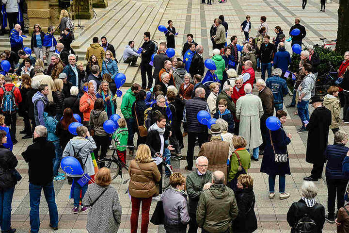 Die Menschen hatten sich im Rahmen der "Pulse of Europe"-Veranstaltung am Rathaus getroffen.