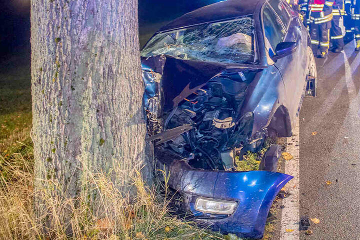 Bei Mildenau prallte ein VW gegen einen Baum. Der Fahrer wurde schwer verletzt.