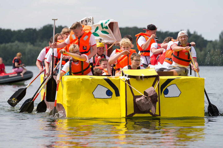 20 Passagiere brachte das selbst gebaute Boot über den See.