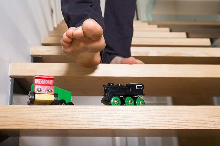 Hindernislauf über herumliegendes Spielzeug.