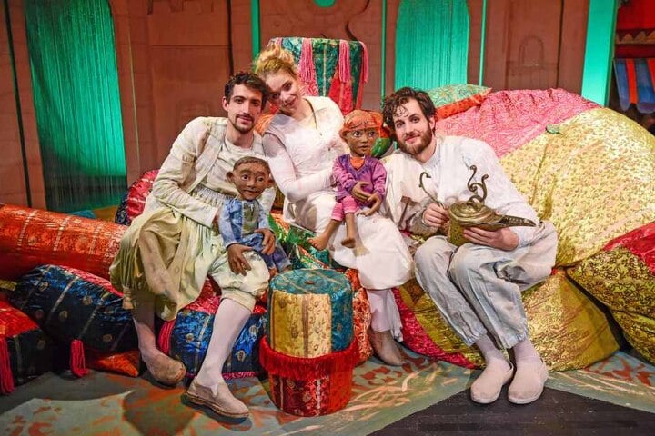 Im Figurentheater erlebet "Aladin" spannende Abenteuer.