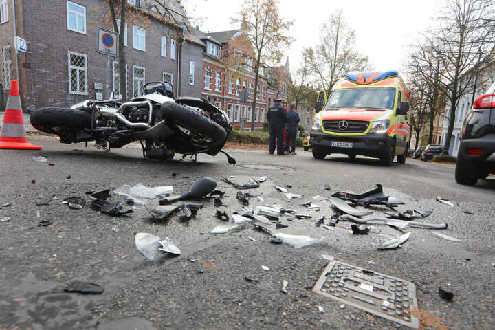 Der Fahrer des Motorrads wurde schwer verletzt in ein Krankenhaus gebracht.