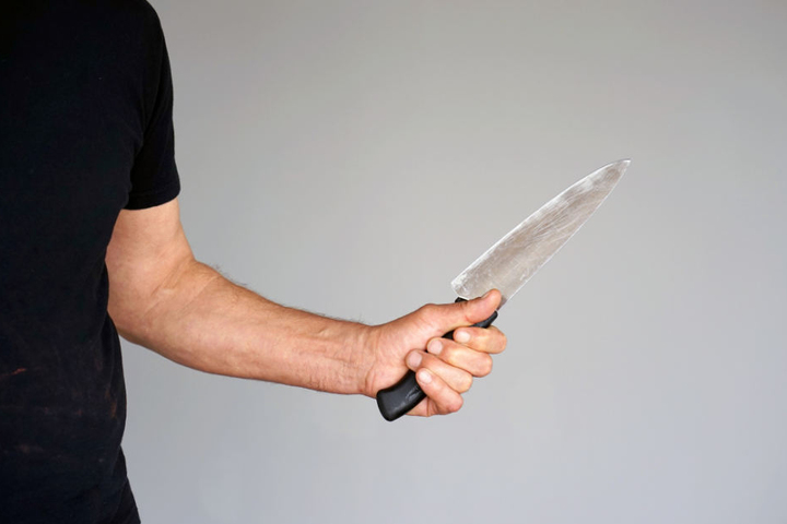 Mit einem Küchenmesser stach der Mann brutal auf seine Ehefrau ein. (Symbolbild)