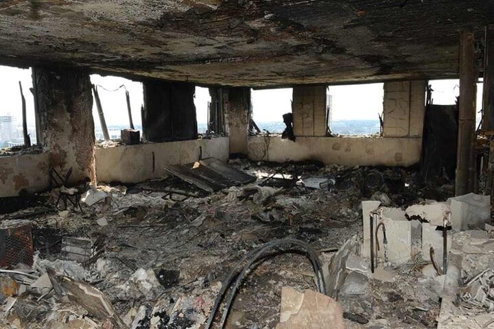 Das Feuer hat nichts übrig gelassen. Alles in dieser Wohnung ist verbrannt.