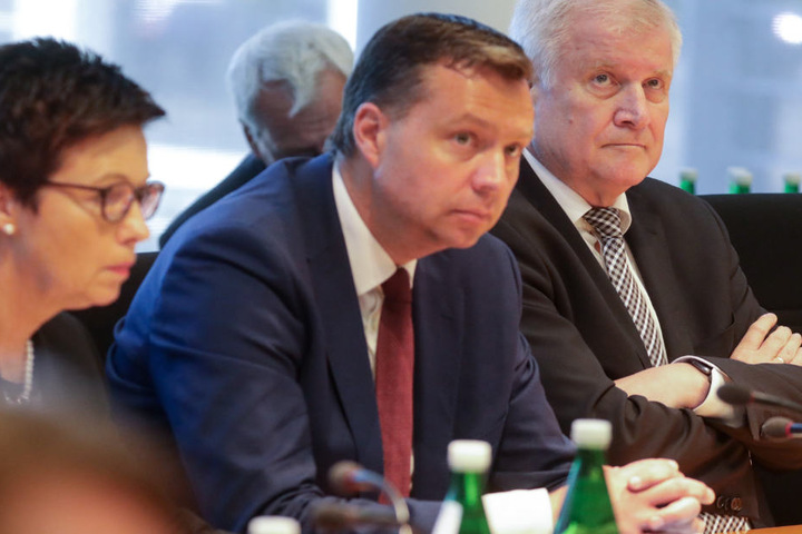Horst Seehofer (r.) und Stephan Mayer (M.) fordern eine Reaktion mit harter Hand. (Archivbild)