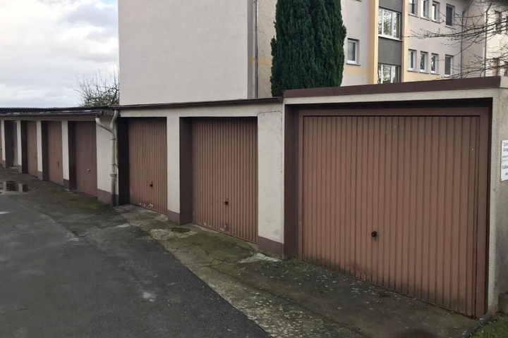 In der zweiten Garage von rechts wurde die Frau in einer Holzkiste gefunden.