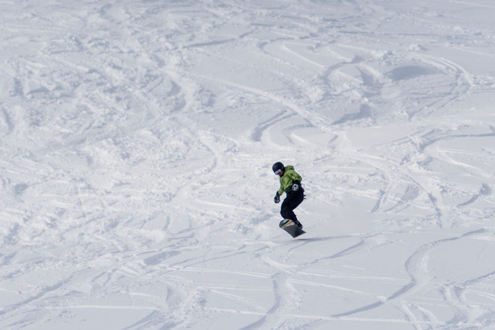 Auch die ersten Snowboarder waren unterwegs.