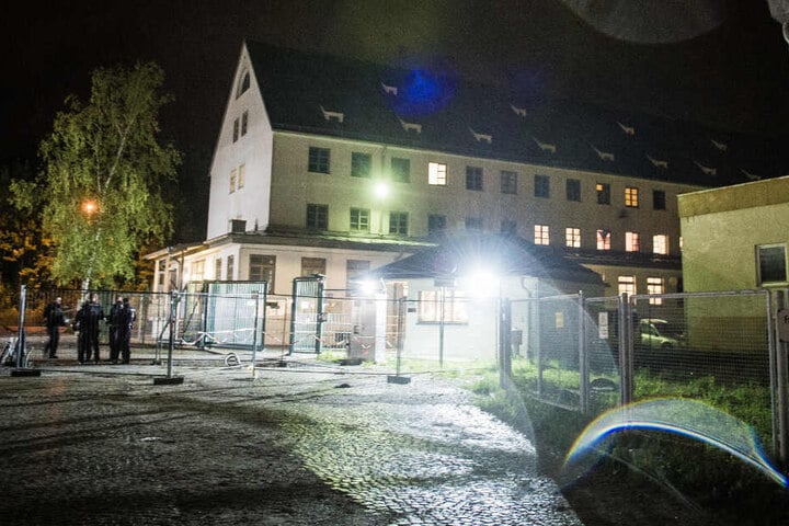 Vor dem Ankerzentrum in Deggendorf ist ein Streit unter rund 30 Personen eskaliert. Nun sitzen zwei Männern im Gefängnis.