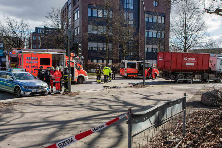 Ein Lastwagen überfuhr einen Radfahrer beim Rechtsabbiegen an dieser Kreuzung in Hamburg-Stellingen.