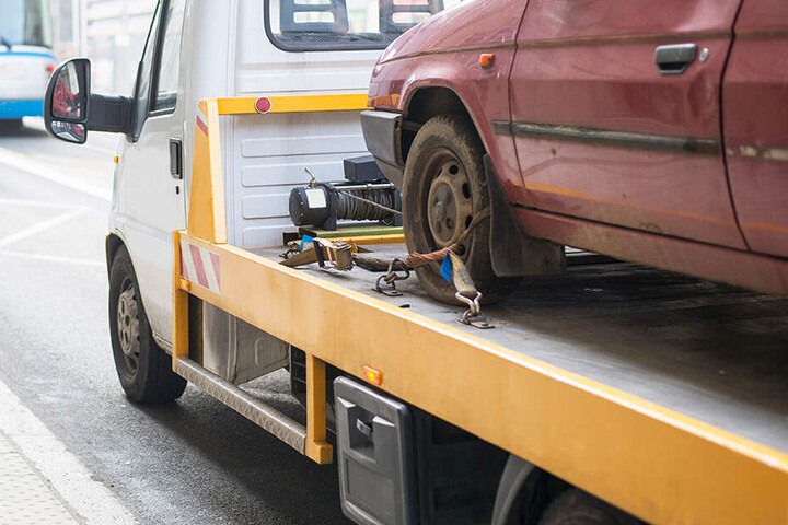 Der Fahrer des Abschleppwagens hatte den VW nicht richtig gesichert, so dass er wieder von der Ladefläche rutschte. (Symbolbild)