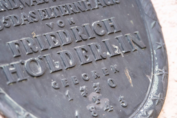 Eine Plakette weist auf das Geburtshaus von Friedrich Hölderlin in Nürtingen hin.