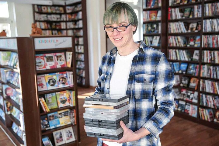 Vereinsvorstand Rico Zöllner (27) von der Filmgalerie bietet neben der reinen DVD-Ausleihe auch Filmabende und Kulturprogramm.