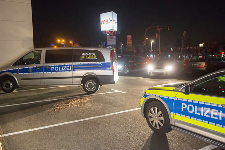 Am Freitag waren etwa 4000 Leute in Heidenau auf dem Parkplatz vor dem Real-Markt.
