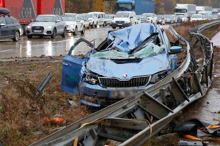 Der Skoda wurde bei dem Unfall total demoliert.