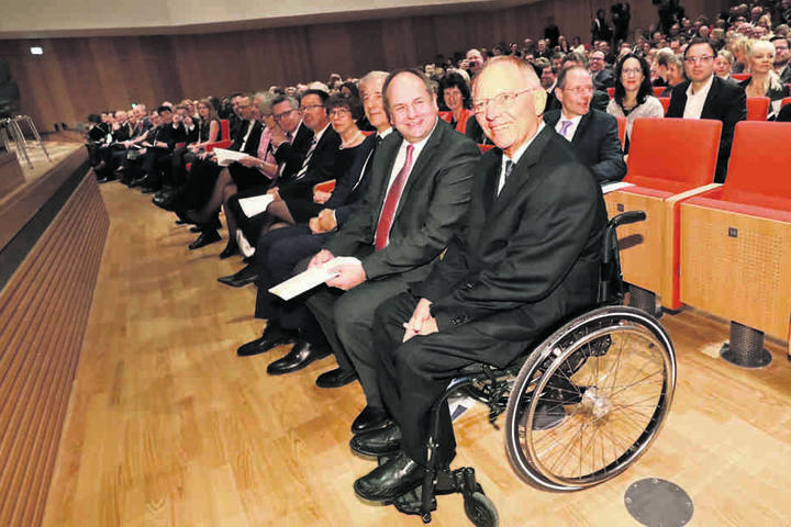 Wolfgang Schäuble (74, CDU), Bundesminister der Finanzen, zählte zu den
geladenen Gästen. Rechts von ihm sitzen OB Hilbert und MP Tillich.