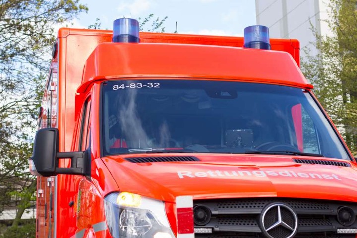 Ein Krankenwagen brachte die Frau in ein Krankenhaus um die Verletzungen zu versorgen. (Symbolbild)