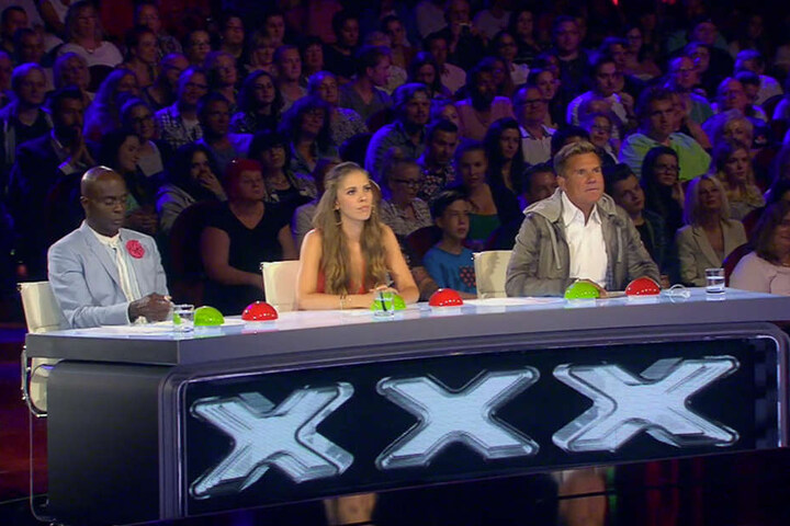 Bruce Darnell, Victoria Swarovski und Dieter Bohlen (von links) ließen den singenden Koch in die nächste Runde.
