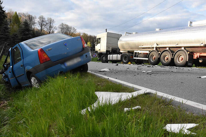 Beide Fahrzeuge landeten neben der Fahrspur. Besonders der Tanklaster musste aufwendig geborgen werden.