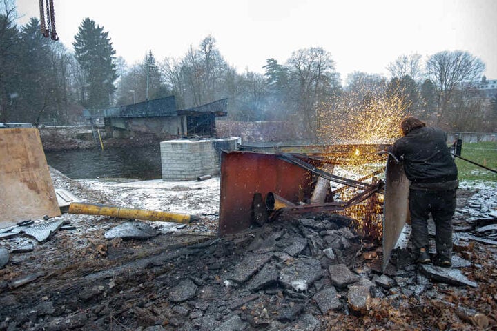 Jetzt wird gebaggert: Seit Donnerstag wird die Ruine abgerissen.