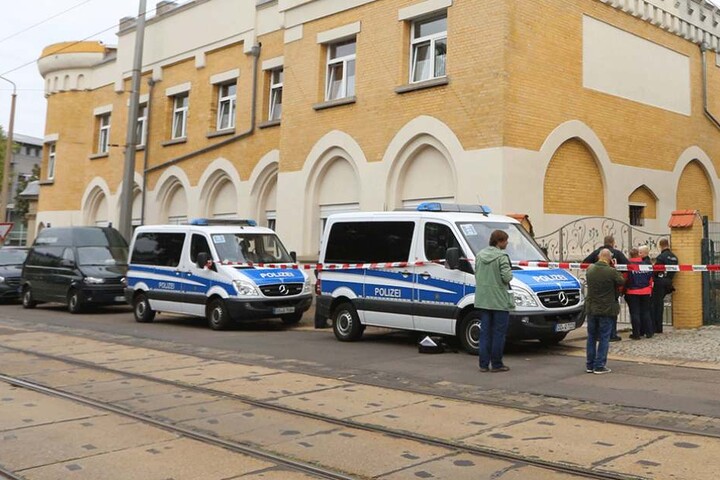 Die Polizei war mit einem Großaufgebot auf der Apfelstraße in Eutritzsch vor Ort.