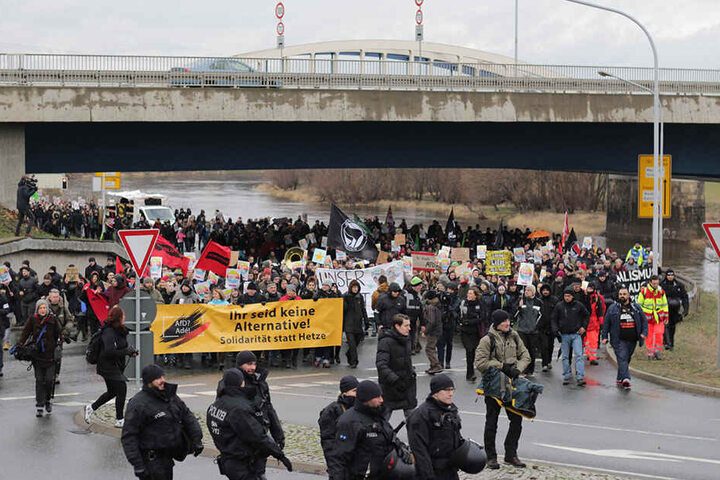 "Ihr seid keine Alternative", ist auf einem Banner der Gegendemonstranten zu lesen.